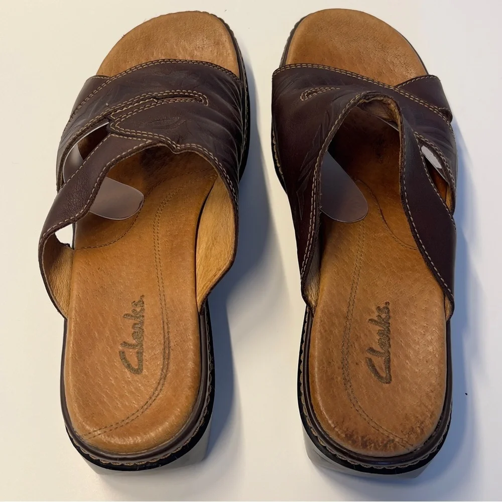CLARKS Women’s 7M Brown Slip On Open Toe Sandal